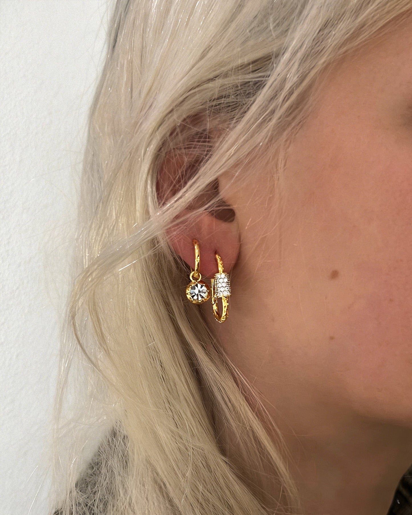 Eden Carabiner Huggie Earrings in Gold