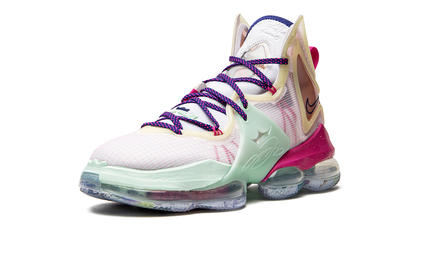 LeBron 19 Valentine's Day DH8459 900