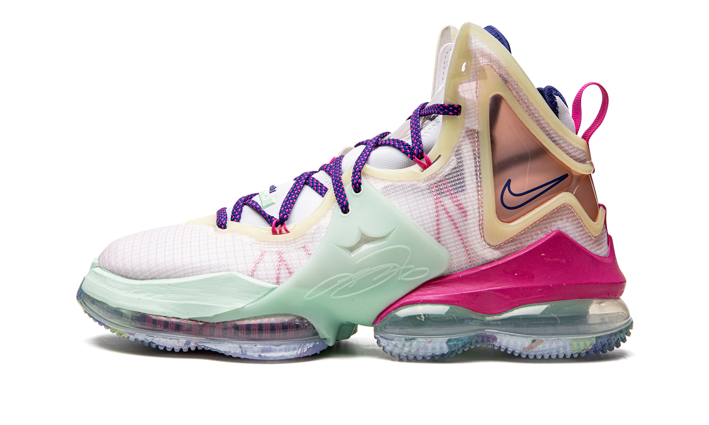 LeBron 19 Valentine's Day DH8459 900