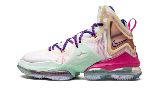 LeBron 19 Valentine's Day DH8459 900