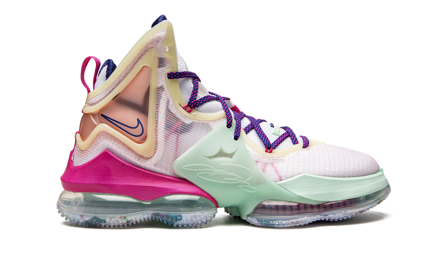 LeBron 19 Valentine's Day DH8459 900