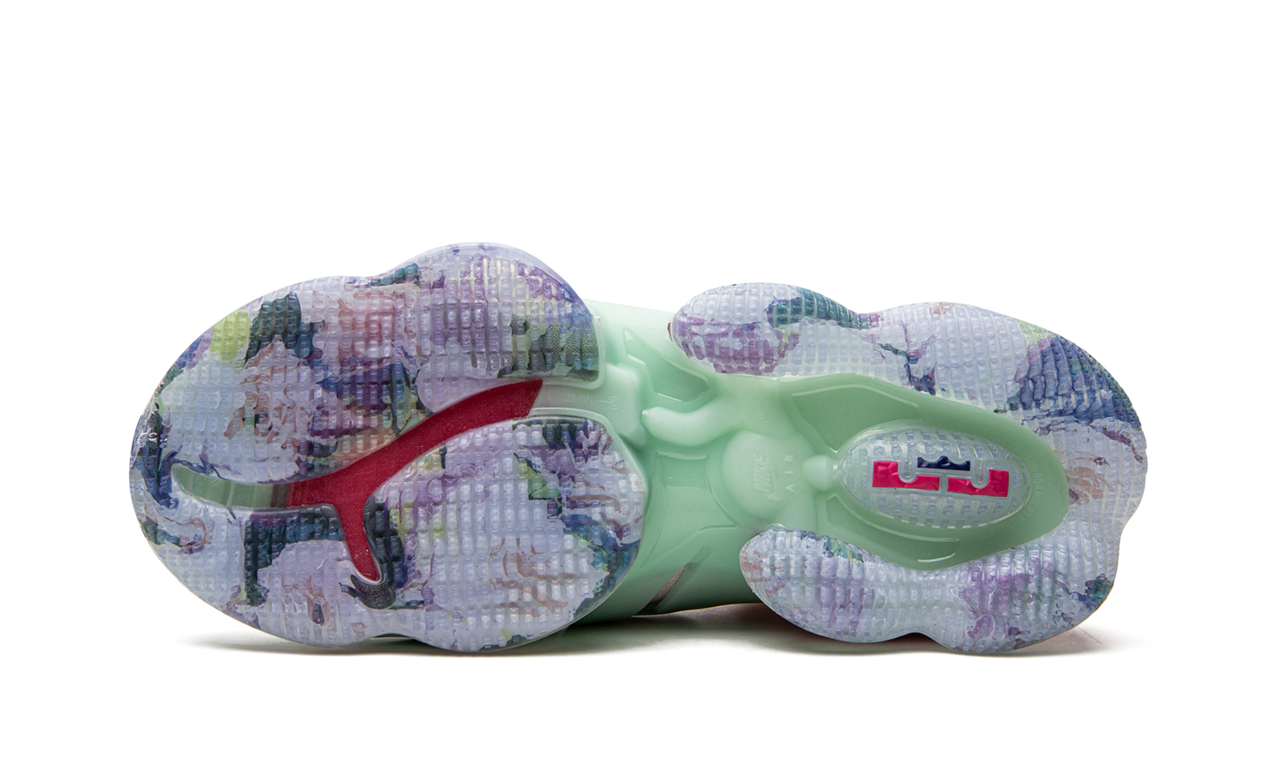 LeBron 19 Valentine's Day DH8459 900