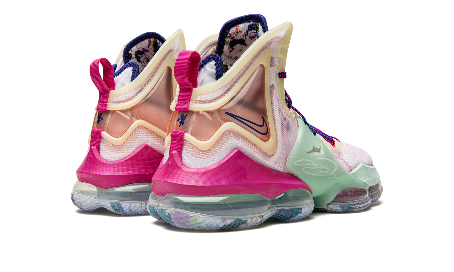 LeBron 19 Valentine's Day DH8459 900