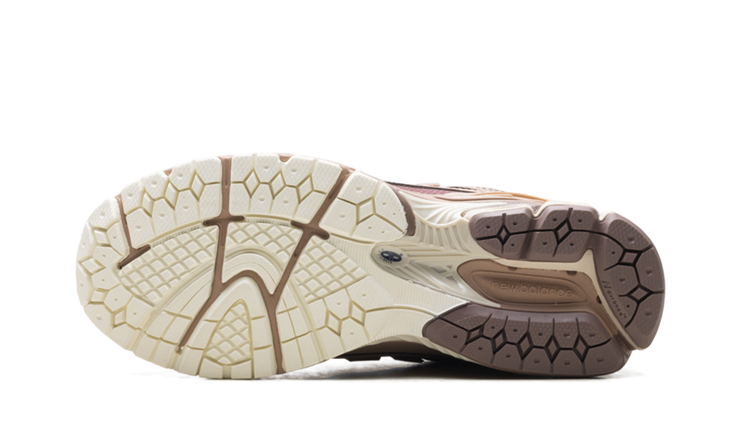 1906R Earth Shadow / Flat Taupe U1906REN