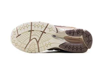 1906R Earth Shadow / Flat Taupe U1906REN