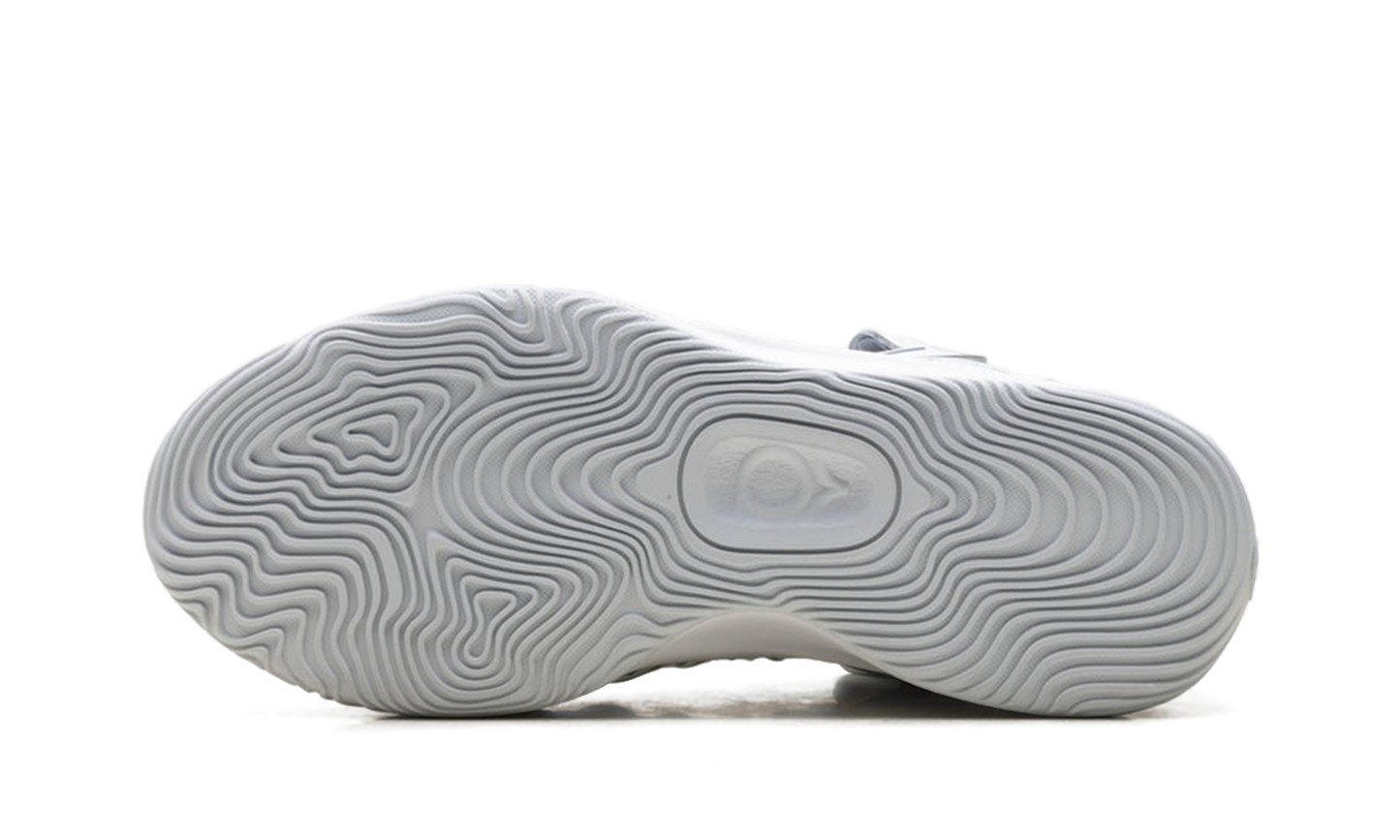 KD 18 Soft Pearl Metallic Silver HV1992 001