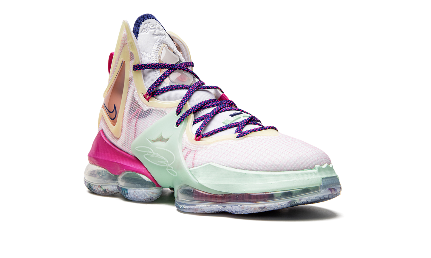 LeBron 19 Valentine's Day DH8459 900