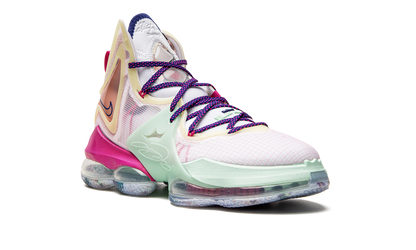 LeBron 19 Valentine's Day DH8459 900