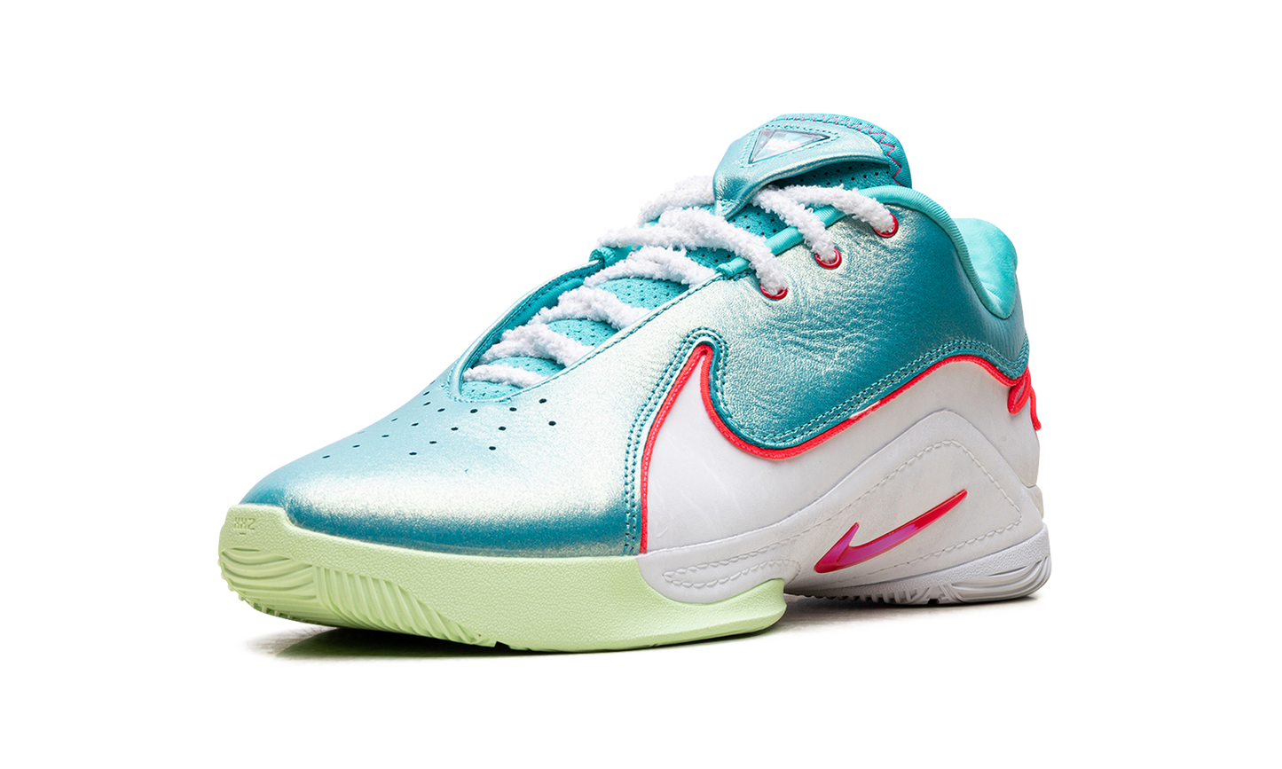 LeBron 22 Christmas HV5147 600