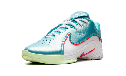 LeBron 22 Christmas HV5147 600